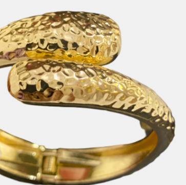 Overlapped bangle